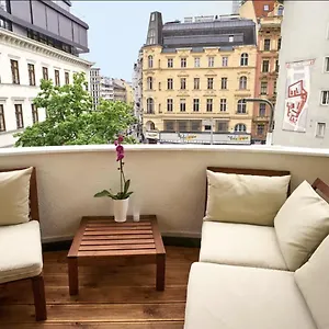 Centre Klimts Balcony Apartment Vienna